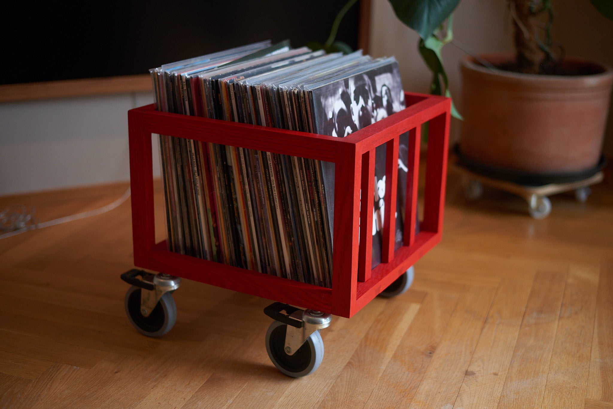 BACK - Vinylback i massiv ek med hjul