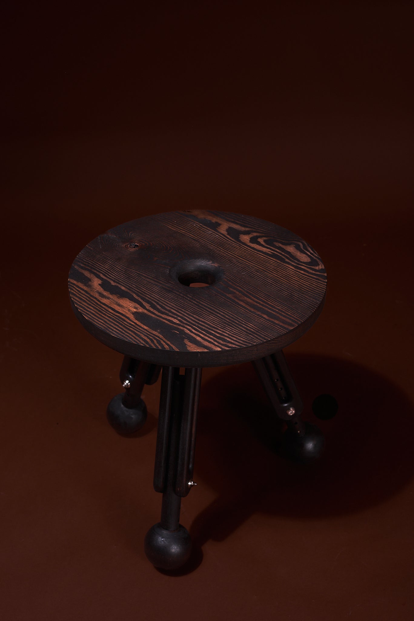 3 BENT - Justerbart Sidobord SVART