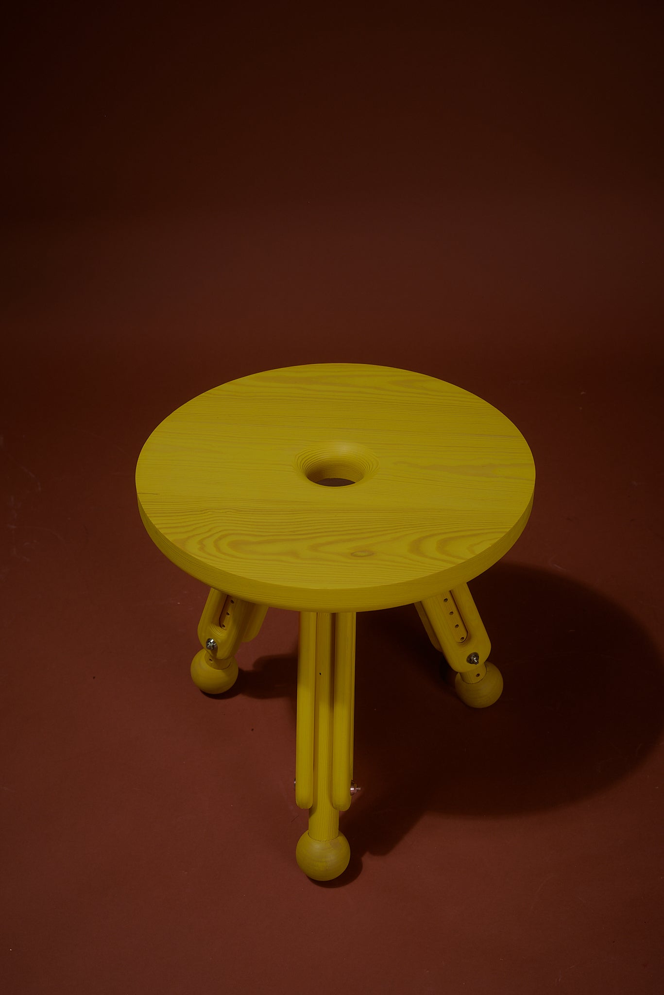 3 BENT - Justerbart Sidobord GUL